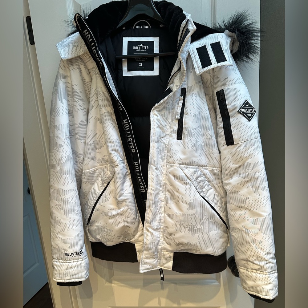 HOLLISTER Down-Blend Hooded Bomber Jacket